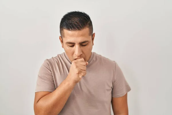 Латиноамериканец Стоящий Белом Фоне Чувствует Себя Нездоровым Кашляет Симптом Простуды — стоковое фото