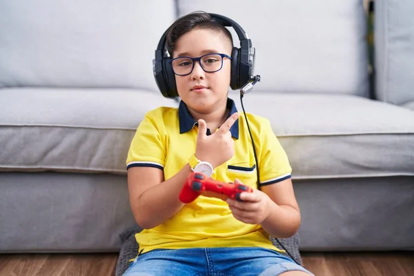Joven Niño Hispano Jugando Videojuego Sosteniendo Controlador Usando Auriculares Alegres —  Fotos de Stock