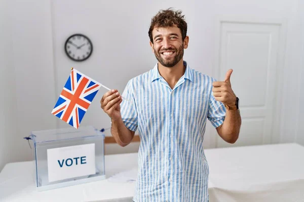 Jeune Homme Beau Élection Campagne Politique Tenant Drapeau Britannique Souriant — Photo
