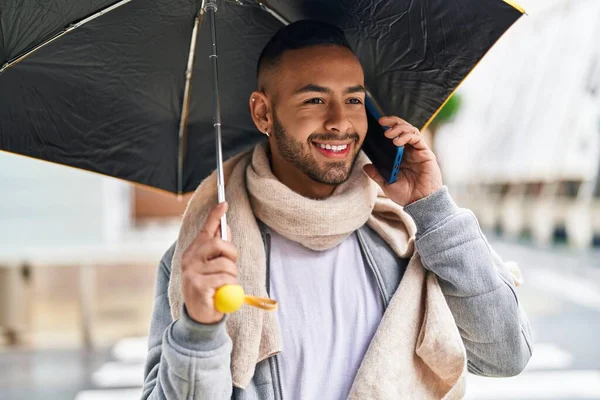 African American Man Talking Smartphone Holding Umbrella Street — Stock Photo, Image