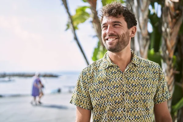 Νεαρός Ισπανός Χαμογελάει Αυτοπεποίθηση Περπατώντας Στην Παραλία — Φωτογραφία Αρχείου