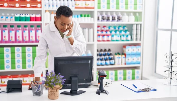 Pharmacie Afro Américaine Parlant Téléphone Utilisant Ordinateur Pharmacie — Photo