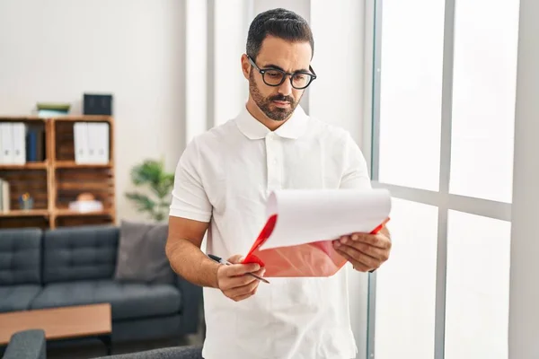 Ung Latinamerikansk Man Psykolog Läser Rapport Dokument Psykologi Center — Stockfoto