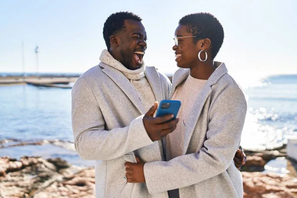 Man Vrouw Paar Staan Samen Met Behulp Van Smartphone Aan — Stockfoto