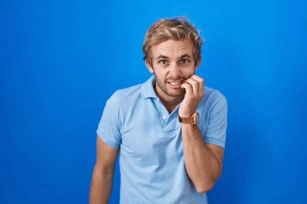 Caucasian Man Standing Blue Background Looking Stressed Nervous Hands Mouth — Foto Stock