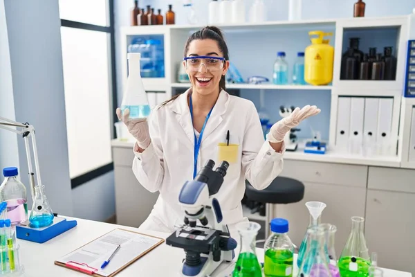 Ισπανίδα Γυναίκα Που Εργάζεται Στο Εργαστήριο Επιστήμονας Γιορτάζει Επίτευγμα Ευτυχισμένο — Φωτογραφία Αρχείου