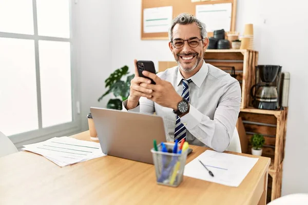 Medelålders Gråhårig Man Företagare Som Använder Laptop Och Smartphone Kontoret — Stockfoto