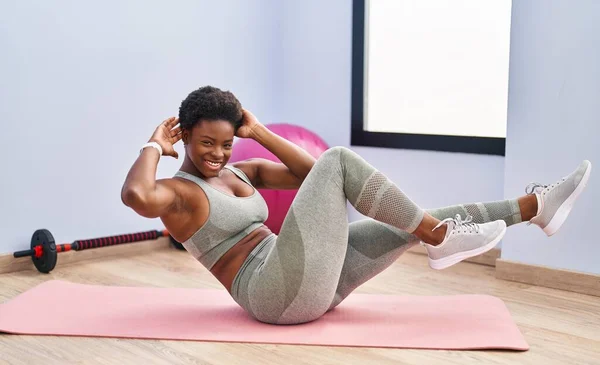 Африканская Американка Улыбается Уверенно Тренировки Пресс Упражнения Спорткомплексе — стоковое фото