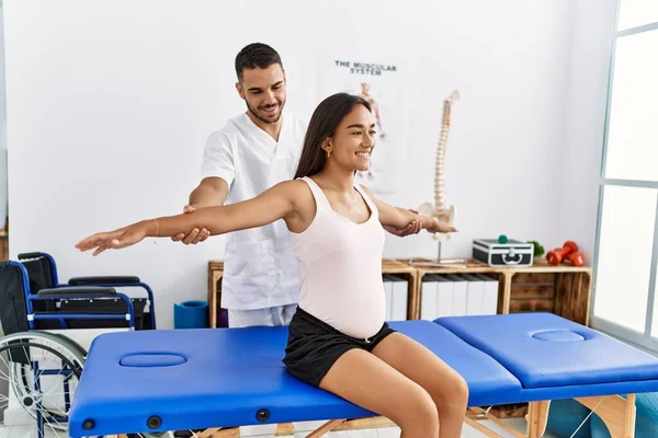 Uomo Donna Latino Uniforme Fisioterapista Riabilitazione Durante Gravidanza Presso Clinica — Foto Stock