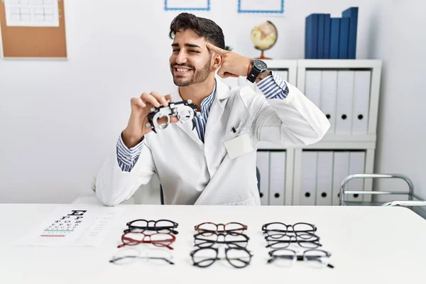 Young Optician Man Holding Optometry Glasses Smiling Pointing Head One — Fotografia de Stock