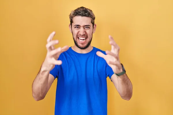 Hispanic Man Beard Standing Yellow Background Shouting Frustrated Rage Hands — Stockfoto