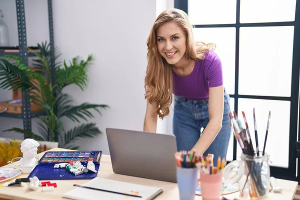 Jonge Blonde Vrouw Kunstenaar Glimlachen Zelfverzekerd Met Behulp Van Laptop — Stockfoto