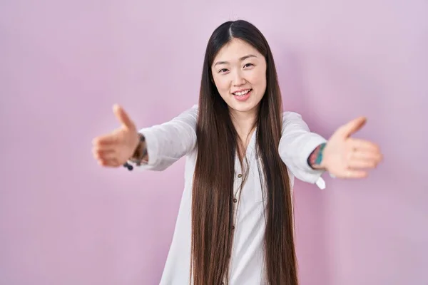 Chinese Jonge Vrouw Staan Roze Achtergrond Kijken Naar Camera Glimlachend — Stockfoto