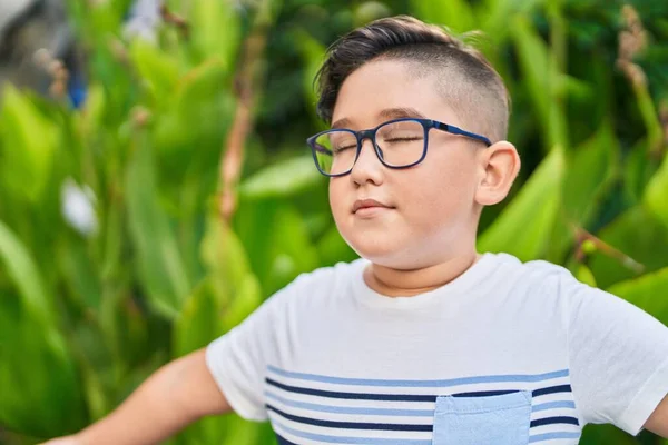 Adorabile Ispanico Ragazzo Respirazione Con Gli Occhi Chiusi Parco — Foto Stock