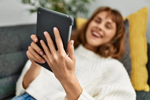 Jovem Caucasiana Usando Touchpad Deitado Sofá Casa — Fotografia de Stock