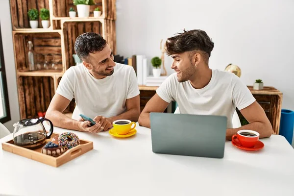 Due Uomini Ispanici Coppia Che Fanno Colazione Utilizzando Smartphone Laptop — Foto Stock