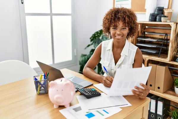 Ung Afrikansk Amerikansk Kvinna Ler Säker Att Arbeta Kontoret — Stockfoto