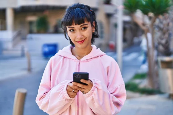 Junge Frau Lächelt Selbstbewusst Mit Smartphone Auf Der Straße — Stockfoto