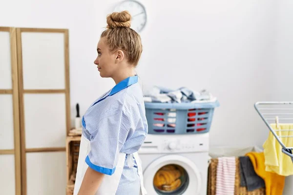 Young Caucasian Woman Wearing Cleaner Uniform Laundry Room Looking Side — Foto Stock