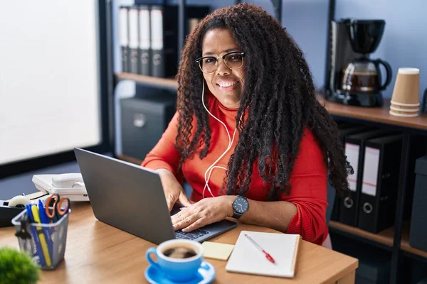 Африканская Американка Бизнес Работница Помощью Ноутбука Работающего Офисе — стоковое фото