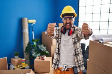 Evde sakallı, öfkeli ve kızgın bir şekilde çalışan İspanyol bir adam öfkeyle bağırırken sinirli ve öfkeliydi. öfke ve agresif konsept. 