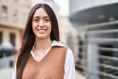 Sokakta kendine güvenen güzel İspanyol bir kadın.