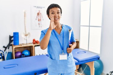 Kısa saçlı, İspanyol bir kadın ağrı kesici kliniğinde çalışıyor. El ele verip gizli dedikodular yayıyor. Kötü niyetli konuşmalar fısıldıyor. 