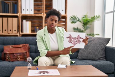 Psikoloji merkezinde Afrika kökenli Amerikalı kadın psikolog testi yaptırıyor.