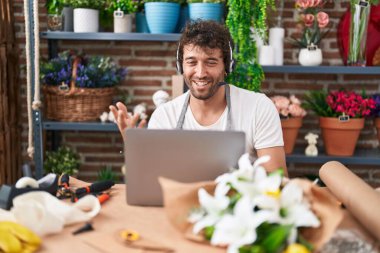 Çiçekçide videocuda kendine güvenen İspanyol bir çiçekçi.