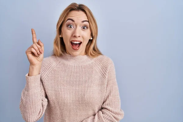 Mujer Hispana Pie Sobre Fondo Azul Señalando Con Dedo Hacia — Foto de Stock