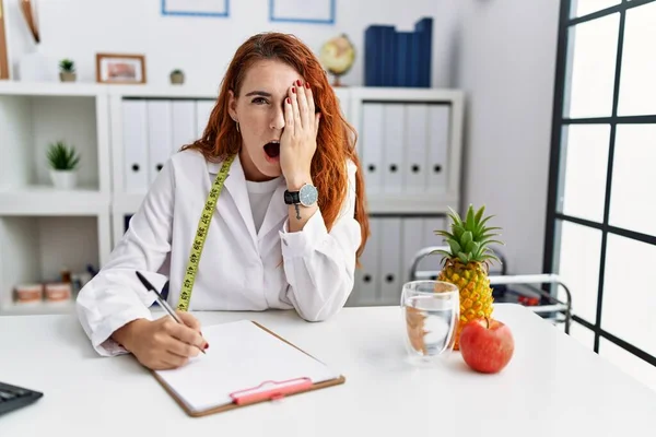 Jonge Roodharige Vrouw Voedingsdeskundige Arts Kliniek Geeuwen Moe Bedekken Half — Stockfoto