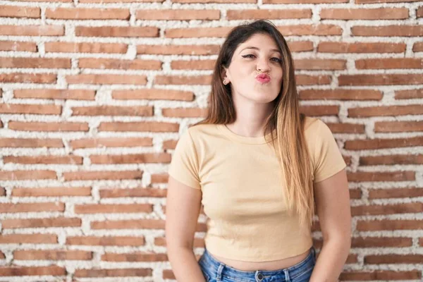 Jovem Morena Sobre Parede Tijolos Olhando Para Câmera Soprando Beijo — Fotografia de Stock
