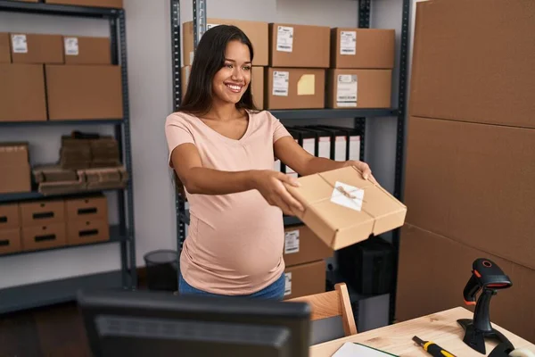 Young Latin Woman Pregnant Business Worker Holding Package Order Office — Stock Photo, Image