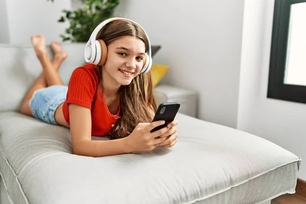 Schattig Meisje Luisteren Naar Muziek Liggend Bank Thuis — Stockfoto