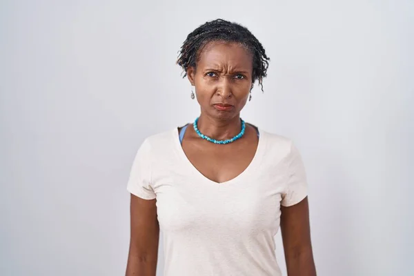 Femme Africaine Avec Dreadlocks Debout Sur Fond Blanc Sceptique Nerveux — Photo