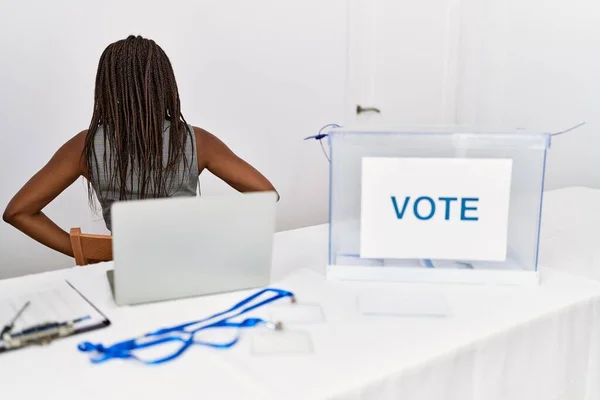 Mujer Afroamericana Joven Que Trabaja Las Elecciones Políticas Sentada Por —  Fotos de Stock