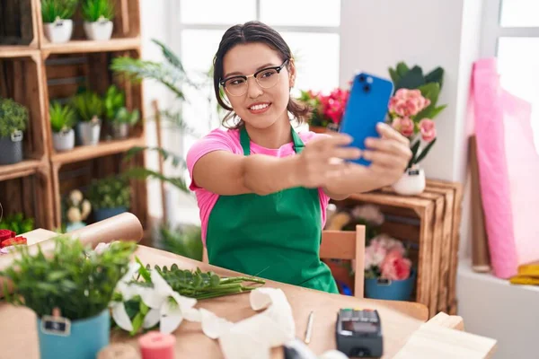 Joven Florista Hispana Hacer Selfie Por Teléfono Inteligente Floristería —  Fotos de Stock