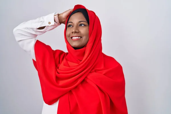 Ung Arabiska Kvinna Bär Traditionell Islamisk Hijab Halsduk Ler Säker — Stockfoto