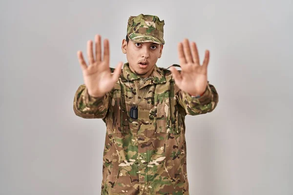 Young Arab Man Wearing Camouflage Army Uniform Doing Stop Gesture — Stock fotografie