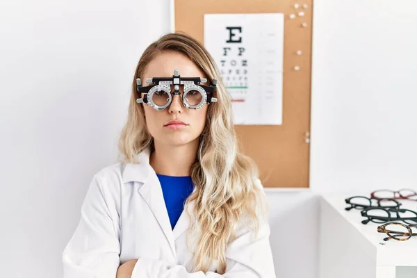 Klinikte Optometri Gözlüğü Takan Genç Güzel Gözlüklü Bir Kadın Şüpheci — Stok fotoğraf