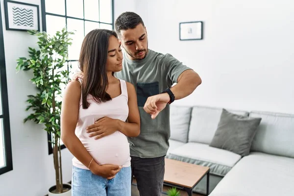 Giovane Coppia Interrazziale Attesa Bambino Toccando Pancia Incinta Controllando Tempo — Foto Stock