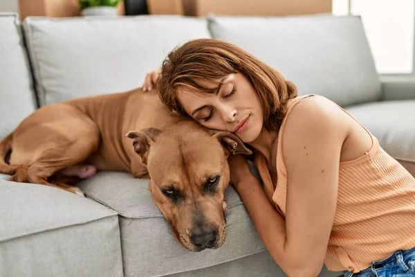 Jovem Caucasiana Dormindo Sentado Chão Com Cão Casa — Fotografia de Stock