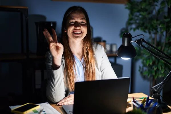 Молодая Брюнетка Работает Офисе Ночью Показывая Показывая Пальцами Номер Три — стоковое фото