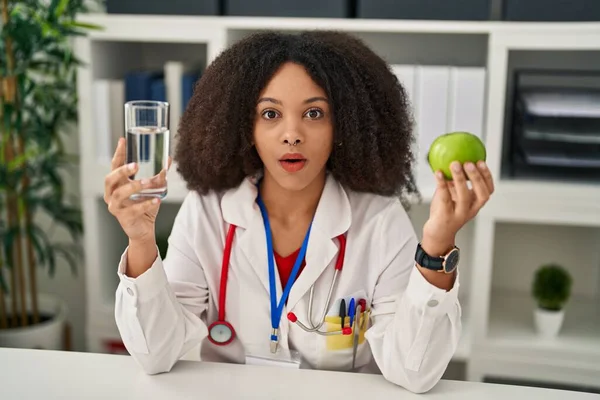 Young African American Dietitian Woman Holding Fresh Apple Water Afraid — Stock fotografie