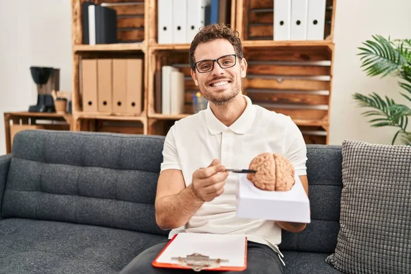 Młody Hiszpan Psychologia Trzyma Mózg Centrum Psychologii — Zdjęcie stockowe