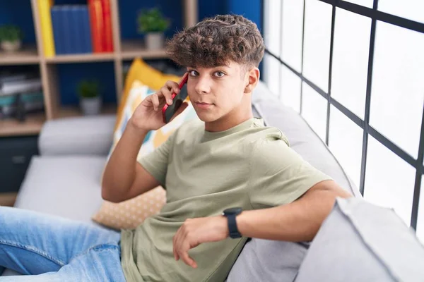 Genç Spanyol Genç Akıllı Telefonda Konuşuyor Evdeki Kanepede Oturuyor — Stok fotoğraf