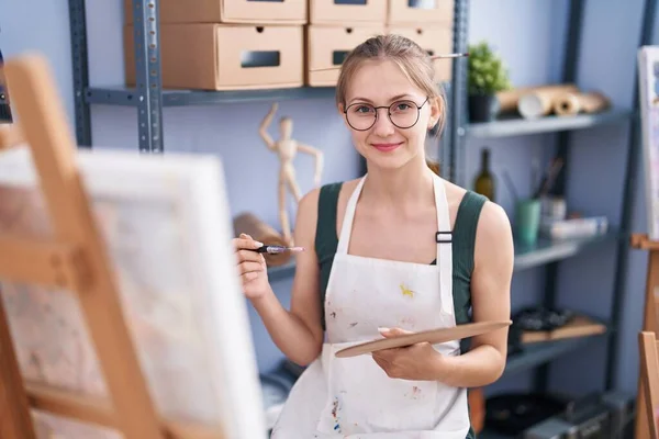 Junge Kaukasische Künstlerin Lächelt Selbstbewusst Zeichnung Kunstatelier — Stockfoto