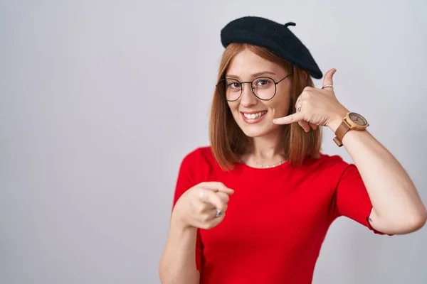 Jonge Roodharige Vrouw Met Een Bril Een Glimlachende Baret Die — Stockfoto