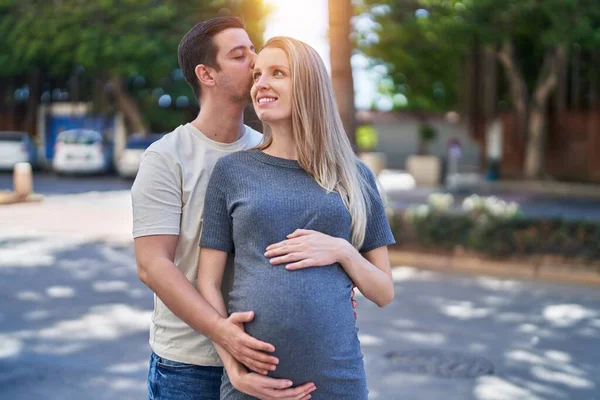 Mann Und Frau Umarmen Sich Und Erwarten Baby Auf Der — Stockfoto