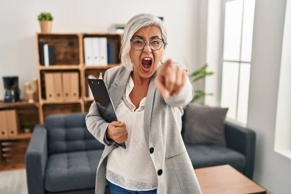 Middelbare Leeftijd Vrouw Met Grijs Haar Consult Kantoor Wijzen Ontevreden — Stockfoto